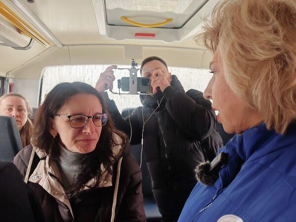 Российский омбудсмен Татьяна Москалькова встретилась с освобожденными из украинского плена жителями Курской области. - Sputnik Беларусь