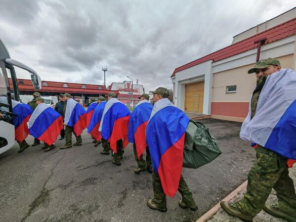 Российские военнослужащие, освобожденные из плена. - Sputnik Беларусь