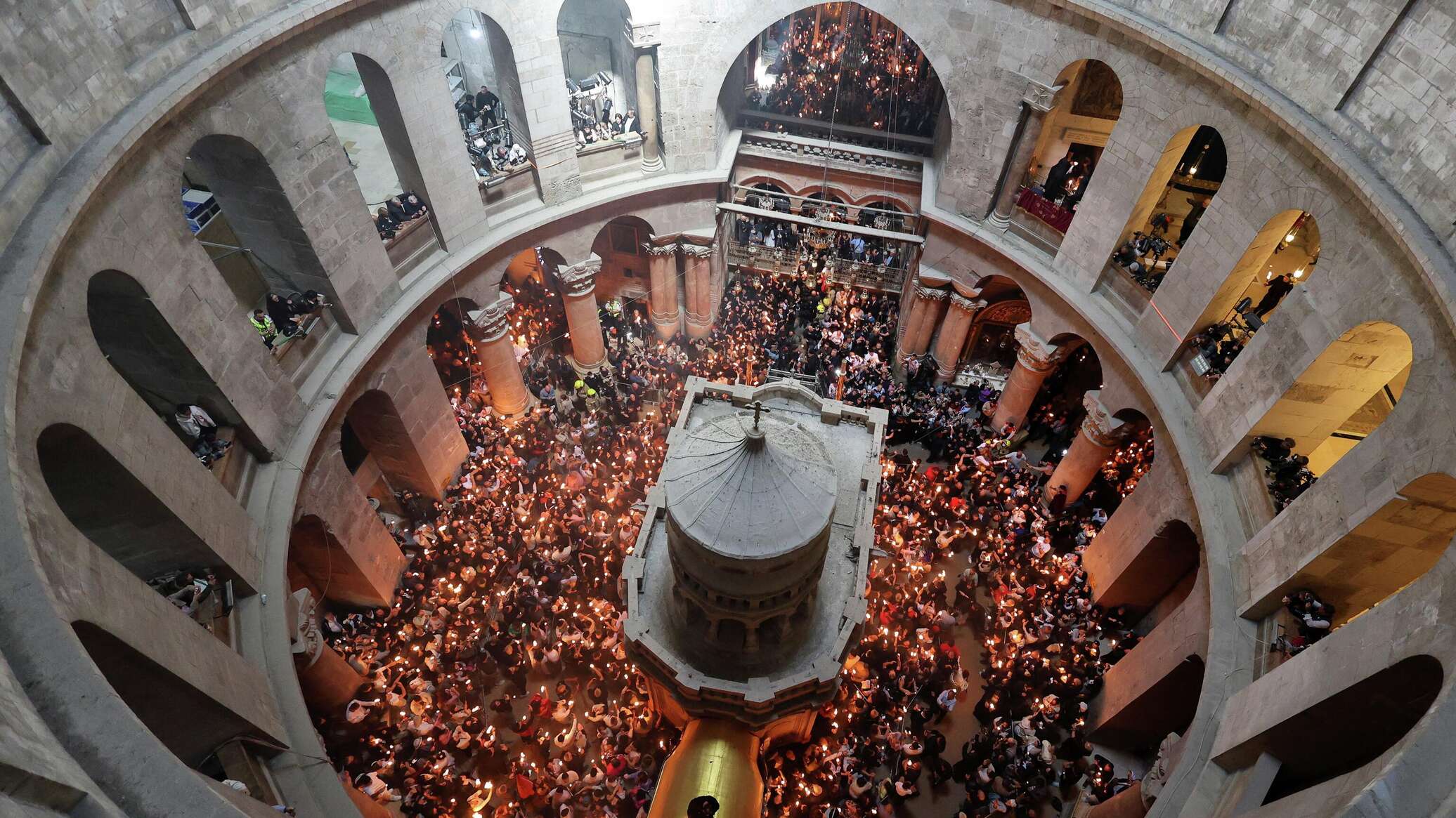 Благодатный огонь сошел в храме Гроба Господня в Иерусалиме Благодатный огонь сошел в храме Гроба Господня в Иерусалиме