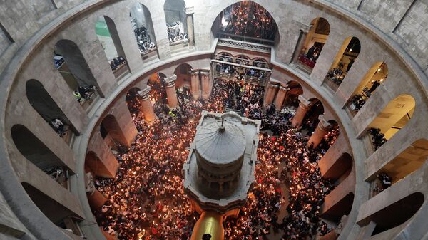 Благодатный огонь сошел в храме Гроба Господня в Иерусалиме - Sputnik Беларусь