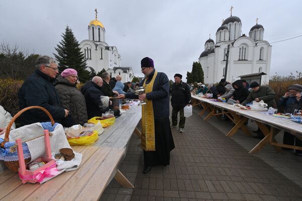 Минчане освятили куличи в Храме-памятнике Всех святых - Sputnik Беларусь