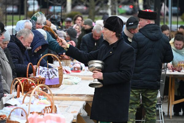 Минчане освятили куличи в Храме-памятнике Всех святых - Sputnik Беларусь
