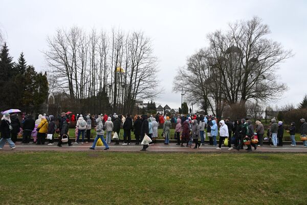 Минчане освятили куличи в Храме-памятнике Всех святых - Sputnik Беларусь