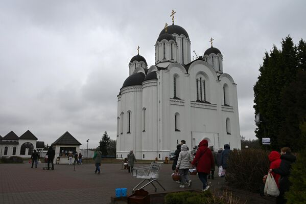 Минчане освятили куличи в Храме-памятнике Всех святых - Sputnik Беларусь