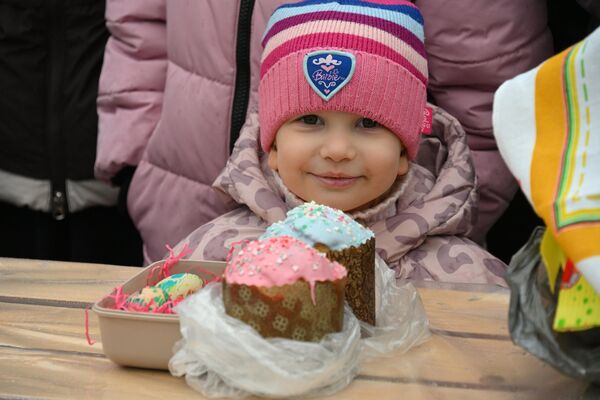 Минчане освятили куличи в Храме-памятнике Всех святых - Sputnik Беларусь