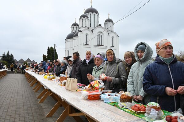 Минчане освятили куличи в Храме-памятнике Всех святых - Sputnik Беларусь