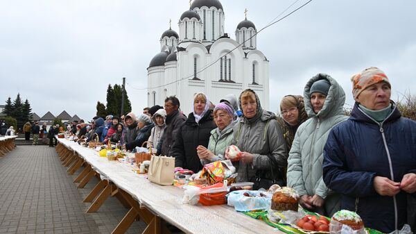 Погода не помеха: минчане освятили куличи в Храме-памятнике Всех святых (фото)