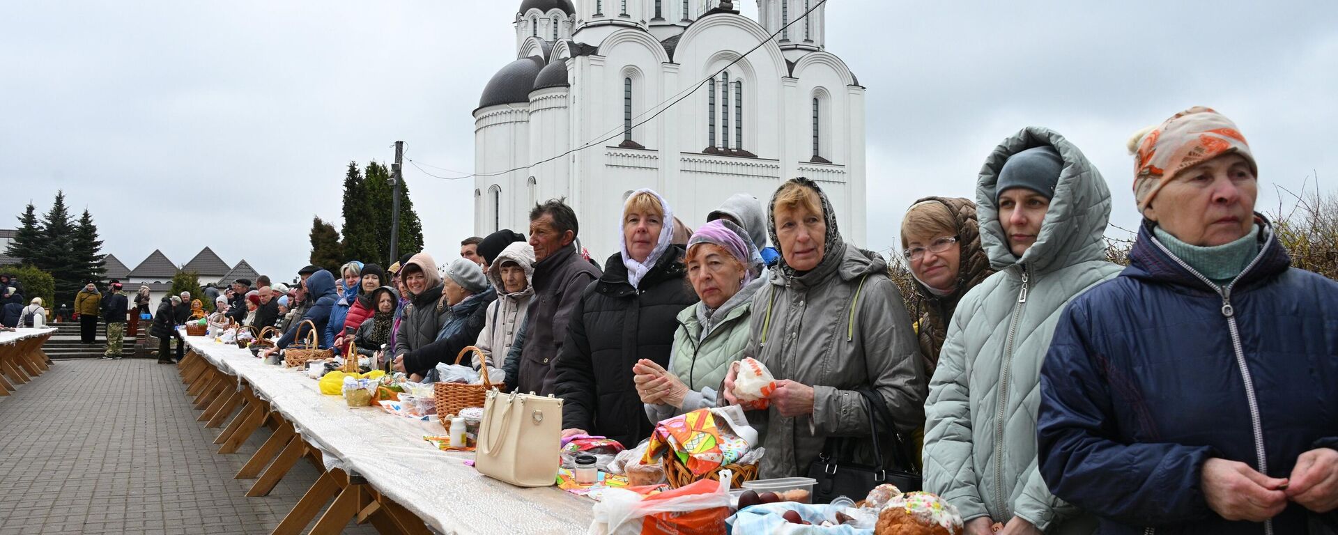 Мінчане асвяцілі кулічы ў Храме-помніку Усіх святых - Sputnik Беларусь, 1920, 11.04.2026