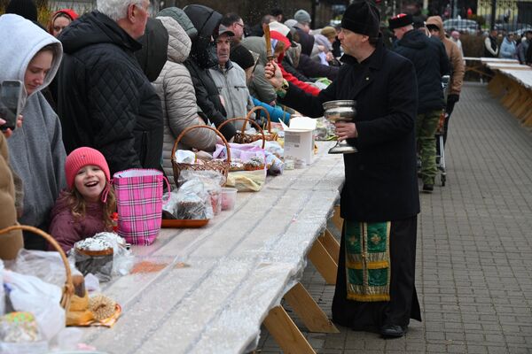 Минчане освятили куличи в Храме-памятнике Всех святых - Sputnik Беларусь