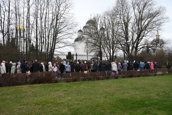 Минчане освятили куличи в Храме-памятнике Всех святых - Sputnik Беларусь