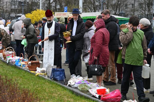 Минчане освятили куличи в Храме-памятнике Всех святых - Sputnik Беларусь