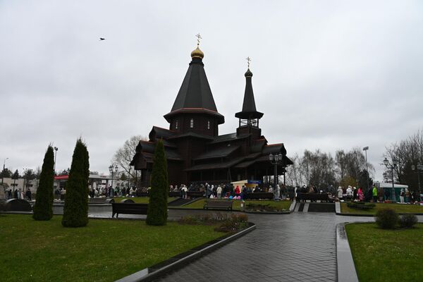 Минчане освятили куличи в Храме-памятнике Всех святых - Sputnik Беларусь