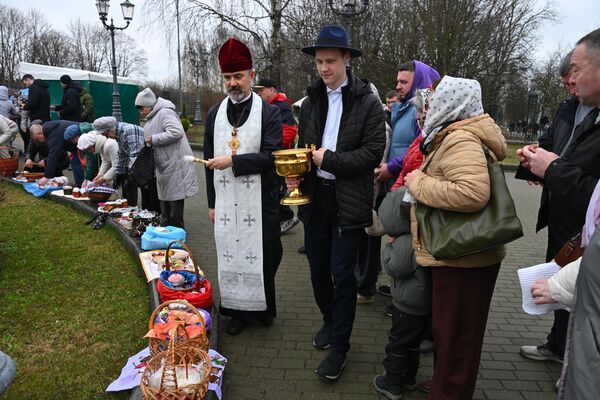 Минчане освятили куличи в Храме-памятнике Всех святых - Sputnik Беларусь