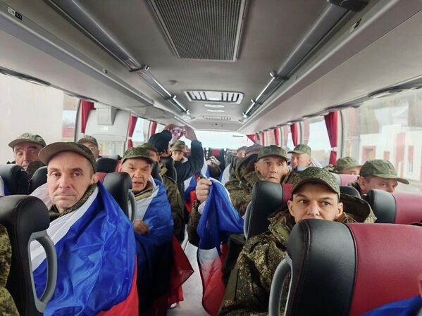Российские военнослужащие, освобожденные из плена. - Sputnik Беларусь