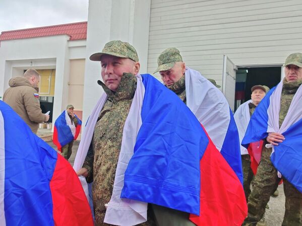 Российские военнослужащие, освобожденные из плена. - Sputnik Беларусь