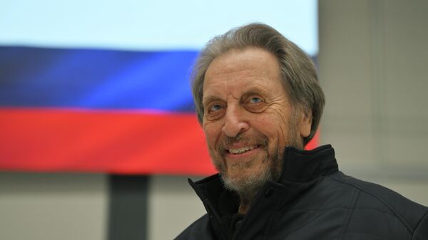 Отец Маска считает реальным появление завода Tesla в России