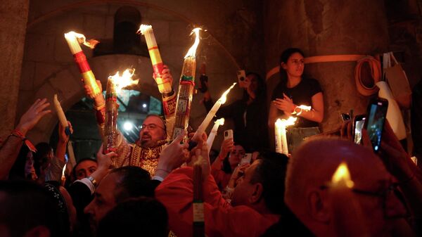 Церемония схождения Благодатного огня в Иерусалиме - Sputnik Беларусь
