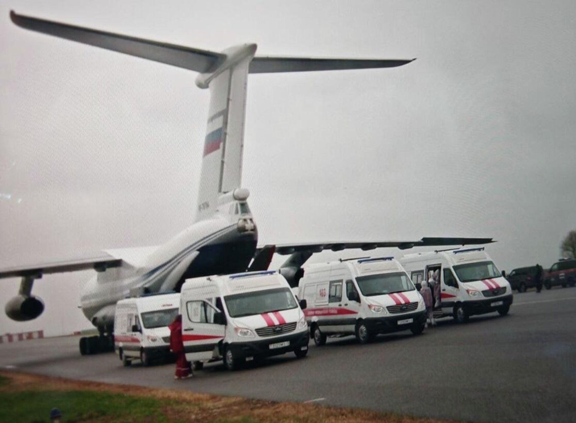 Самолет с украинскими пленными и машины скорой помощи в аэропорту Гомеля - Sputnik Беларусь, 1920, 11.04.2026