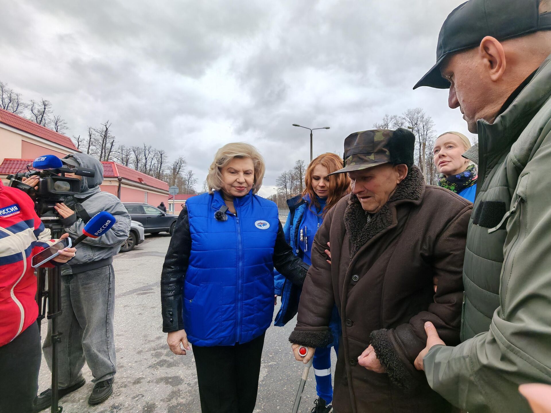 Татьяна Москалькова и освобожденный из плена житель Курской области - Sputnik Беларусь, 1920, 11.04.2026