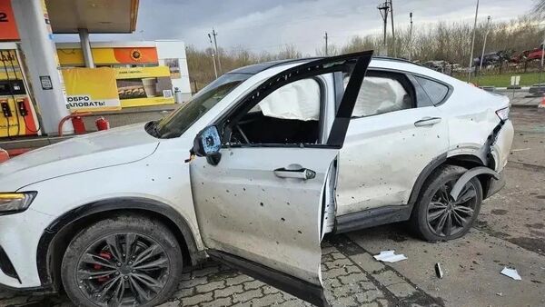 Пострадавший в результате атаки беспилотника автомобиль - Sputnik Беларусь