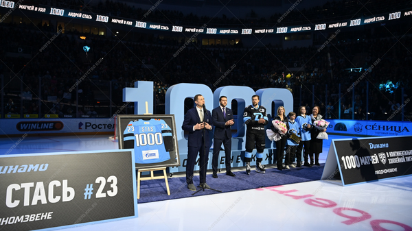 Президент КХЛ вручил капитану минского "Динамо" медаль за тысячу игр