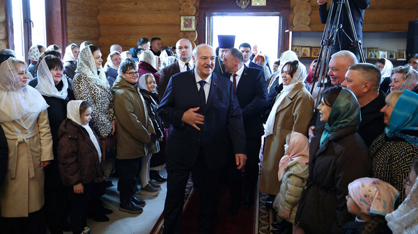 Нашли в архиве: Лукашенко передали письмо, написанное им в молодости