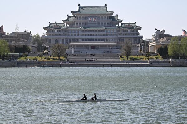 Центральная библиотека Пхеньяна на берегу реки Тэдонган - Sputnik Беларусь