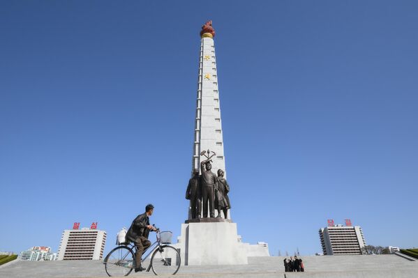Монумент идей чучхе в Пхеньяне - Sputnik Беларусь