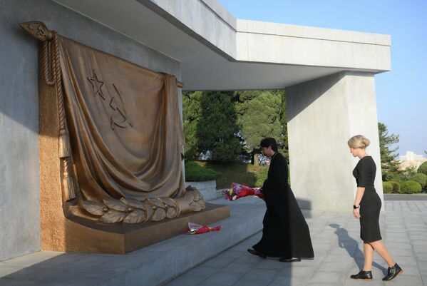 Возложение цветов к монументу Освобождение в Пхеньяне - Sputnik Беларусь