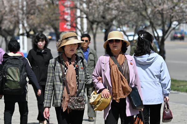 Прохожие на улице в Пхеньяне. - Sputnik Беларусь