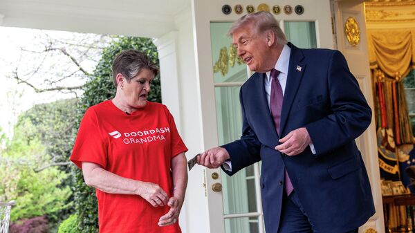 Трамп оставил курьеру $100 чаевых за доставку заказа из McDonald's - Sputnik Беларусь