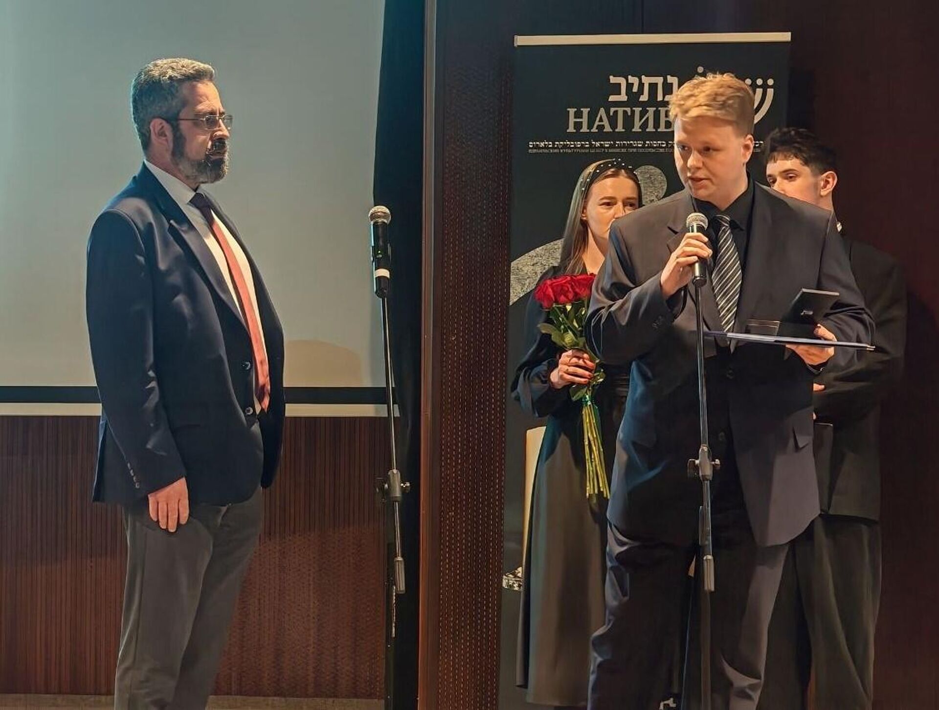 Временный поверенный Государства Израиль в Беларуси Цви Миркин вручил медаль Праведника мира Михаила Владысика его родственнику Виктору Шадурскому