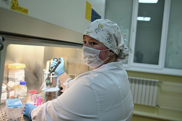 В чистой зоне работают с клетками живых организмов, используя современные высокоточные микроскопы - Sputnik Беларусь