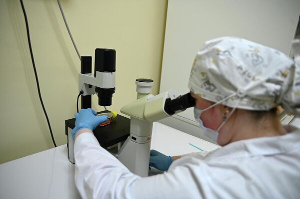 В чистой зоне работают с клетками живых организмов, используя современные высокоточные микроскопы - Sputnik Беларусь