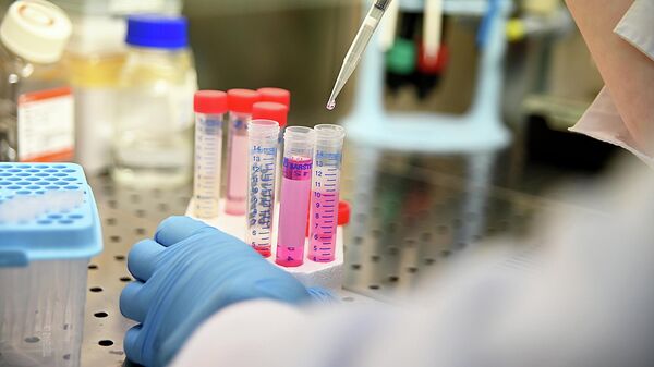 В чистой зоне работают с клетками живых организмов, используя современные высокоточные микроскопы - Sputnik Беларусь