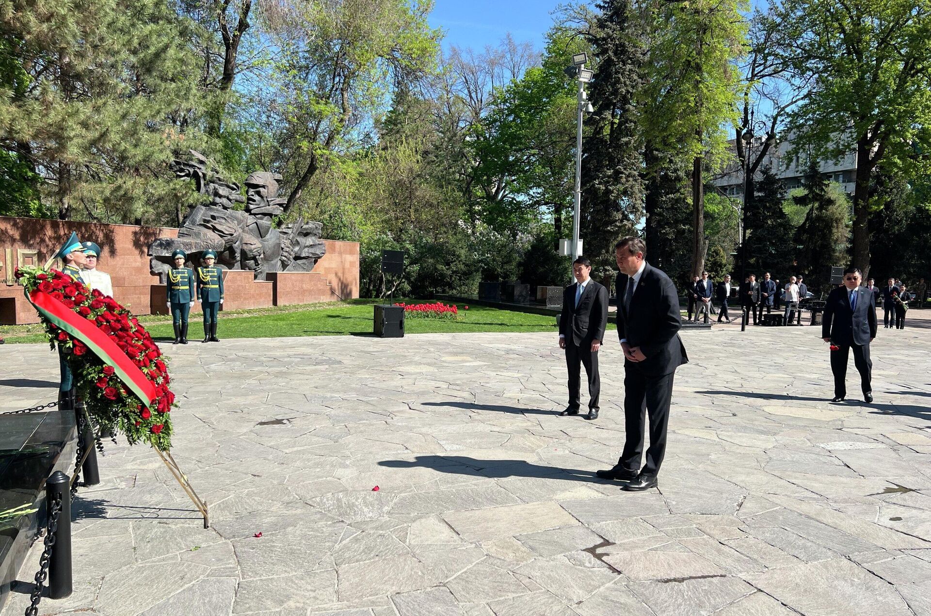 Максим Рыженков возложил цветы к Мемориалу Славы в парке имени 28 гвардейцев-панфиловцев в Алматы - Sputnik Беларусь, 1920, 15.04.2026