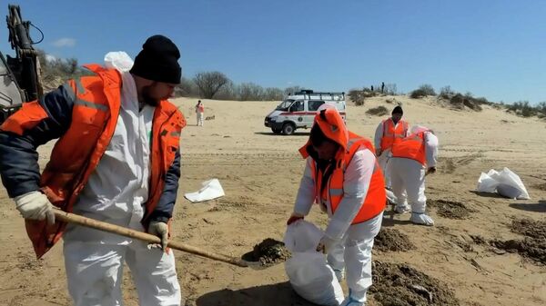 У Анапе валанцёры і ратавальнікі зноў адмываюць пляж ад мазуту – відэа - Sputnik Беларусь