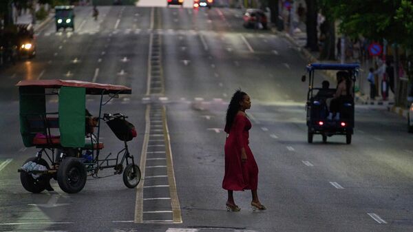 Женщина переходит улицу в Гаване, Куба - Sputnik Беларусь