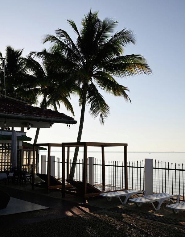 Пустые шезлонги на веранде арендованного дома в Плайя-Ларга. - Sputnik Беларусь