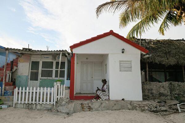 Владелица на пороге сдаваемого в аренду дома в Плайя-Ларга. - Sputnik Беларусь