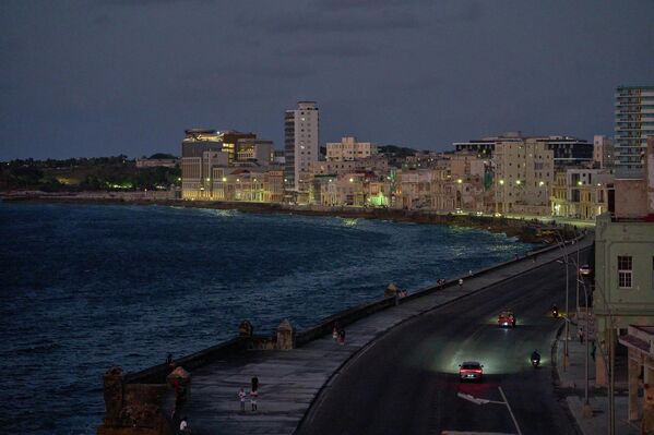 Автомобили на набережной Малекон в Гаване. - Sputnik Беларусь