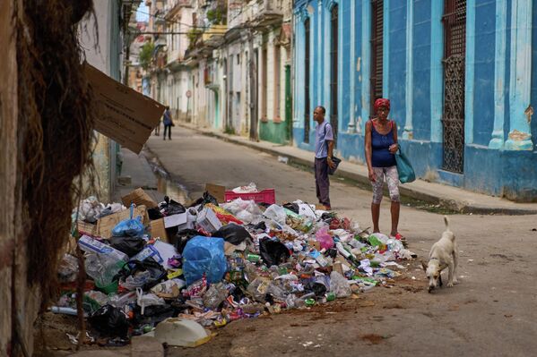 Прохожие на фоне кучи мусора в Гаване. - Sputnik Беларусь