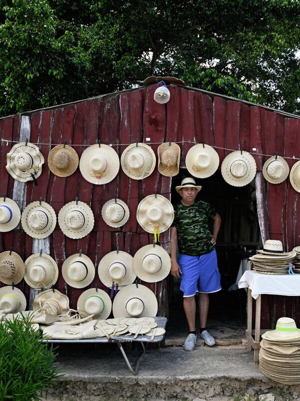 Продавец у стойки с сомбреро в Плайя-Ларга. - Sputnik Беларусь