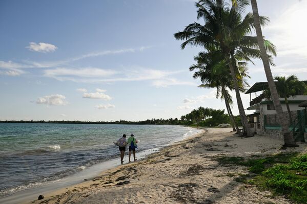 Люди на пустынном пляже в Плайя-Ларга. - Sputnik Беларусь