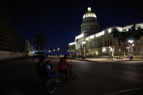 Велотакси у Капитолия в Гаване. - Sputnik Беларусь