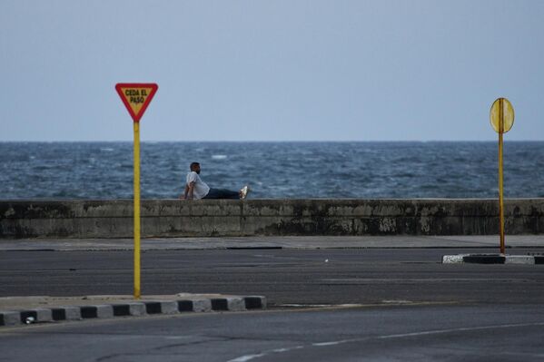 Мужчина на пустынной набережной Малекон в Гаване. - Sputnik Беларусь