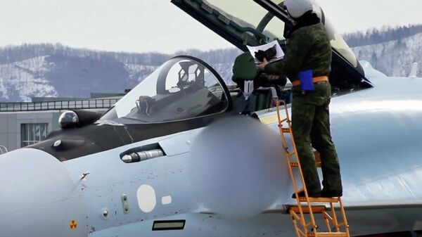 Российские летчики принимают новую партию истребителей Су-35С (видео) - Sputnik Беларусь