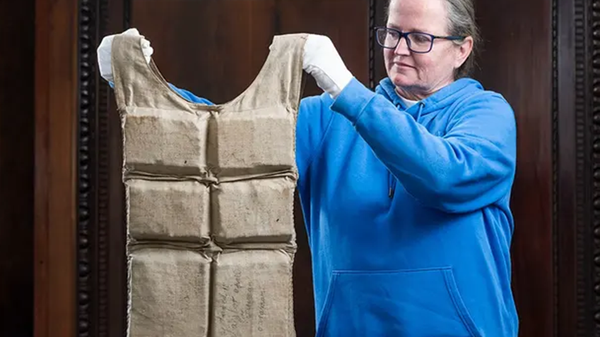 Спасательный жилет, который принадлежал выжившему пассажиру Титаника - Sputnik Беларусь