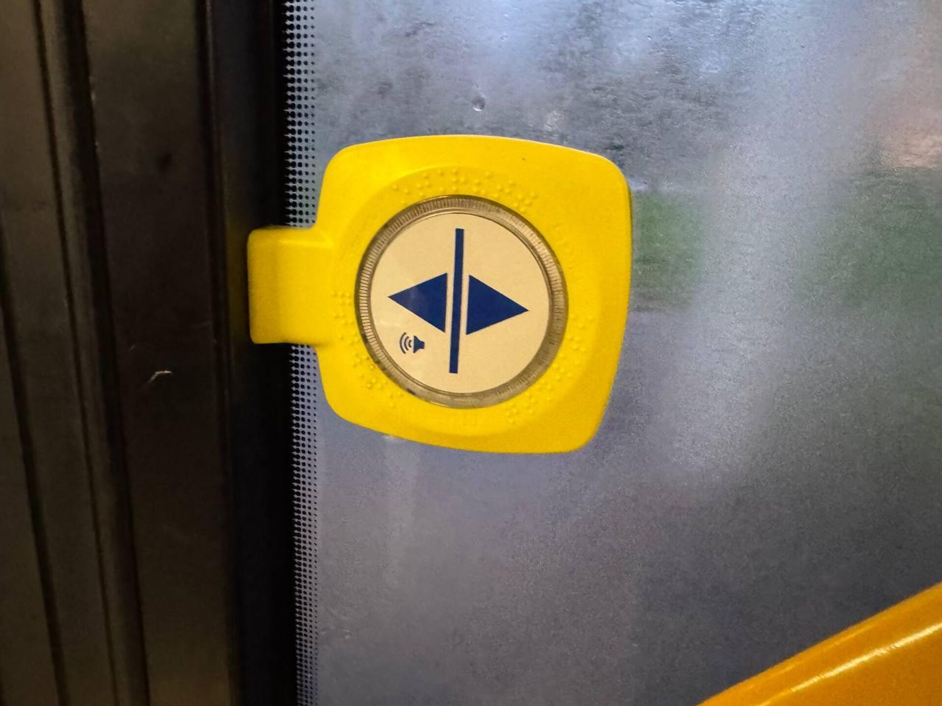 Кнопка на открытие дверей в общественном транспорте Минска - Sputnik Беларусь, 1920, 27.04.2026