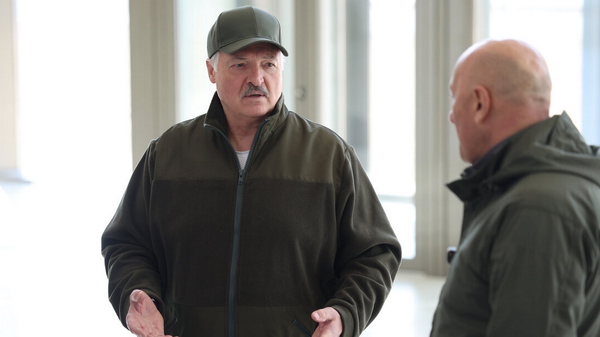 Президент Беларуси Александр Лукашенко 18 апреля во время республиканского субботника  - Sputnik Беларусь